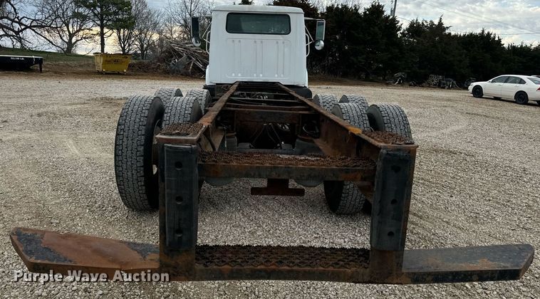image for item EN5216 2001 International 4700 truck cab and chassis