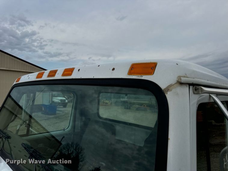 image for item EN5216 2001 International 4700 truck cab and chassis