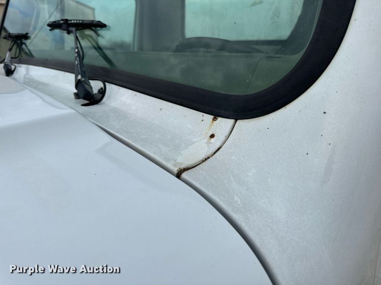 image for item EN5216 2001 International 4700 truck cab and chassis