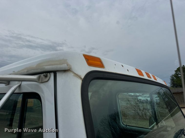 image for item EN5216 2001 International 4700 truck cab and chassis