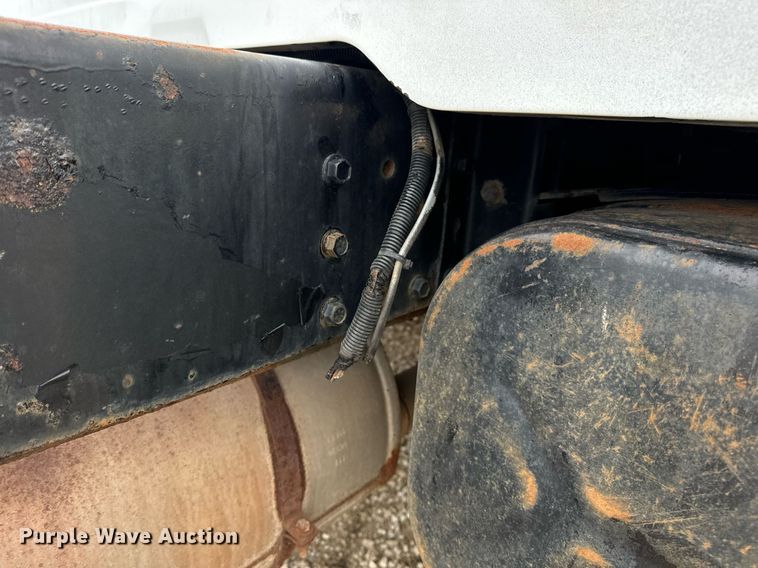 image for item EN5216 2001 International 4700 truck cab and chassis