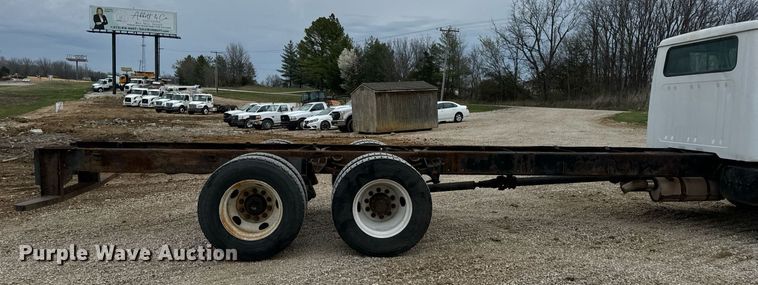 image for item EN5216 2001 International 4700 truck cab and chassis