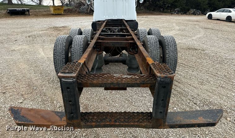 image for item EN5216 2001 International 4700 truck cab and chassis