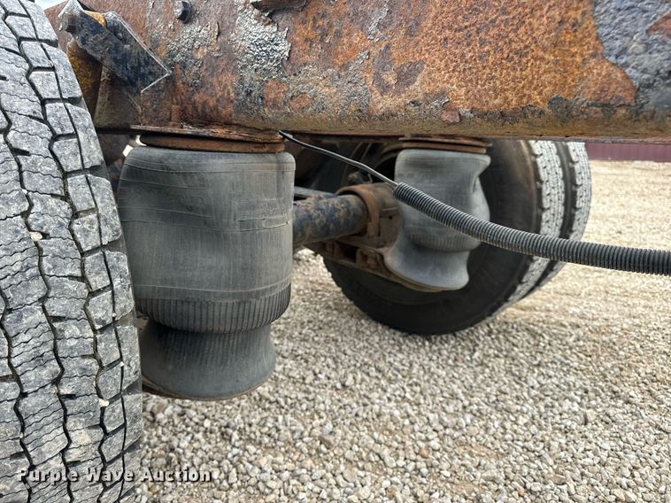 image for item EN5216 2001 International 4700 truck cab and chassis