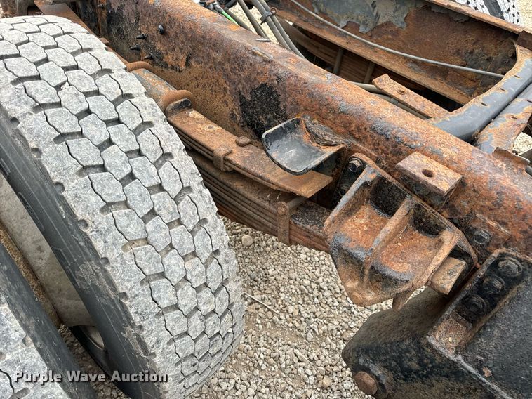 image for item EN5216 2001 International 4700 truck cab and chassis