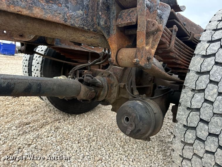 image for item EN5216 2001 International 4700 truck cab and chassis