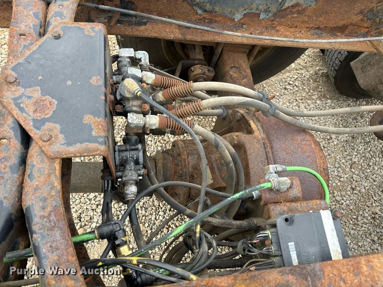 image for item EN5216 2001 International 4700 truck cab and chassis