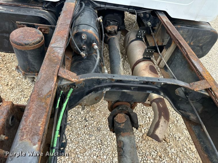 image for item EN5216 2001 International 4700 truck cab and chassis