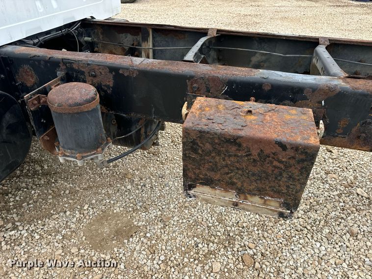 image for item EN5216 2001 International 4700 truck cab and chassis