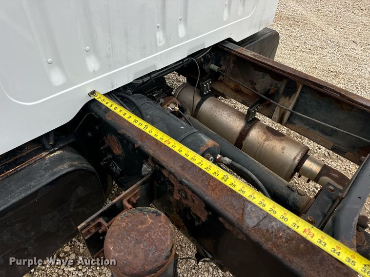 image for item EN5216 2001 International 4700 truck cab and chassis