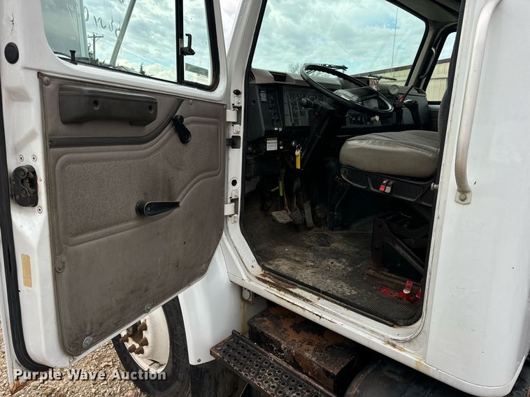 image for item EN5216 2001 International 4700 truck cab and chassis