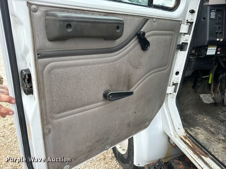 image for item EN5216 2001 International 4700 truck cab and chassis