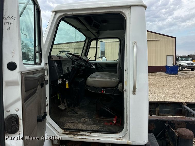 image for item EN5216 2001 International 4700 truck cab and chassis