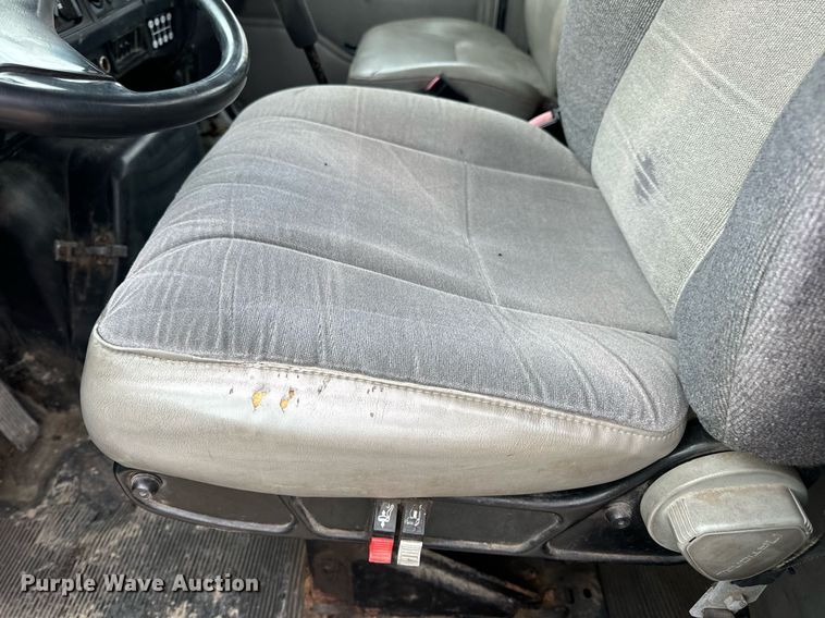 image for item EN5216 2001 International 4700 truck cab and chassis