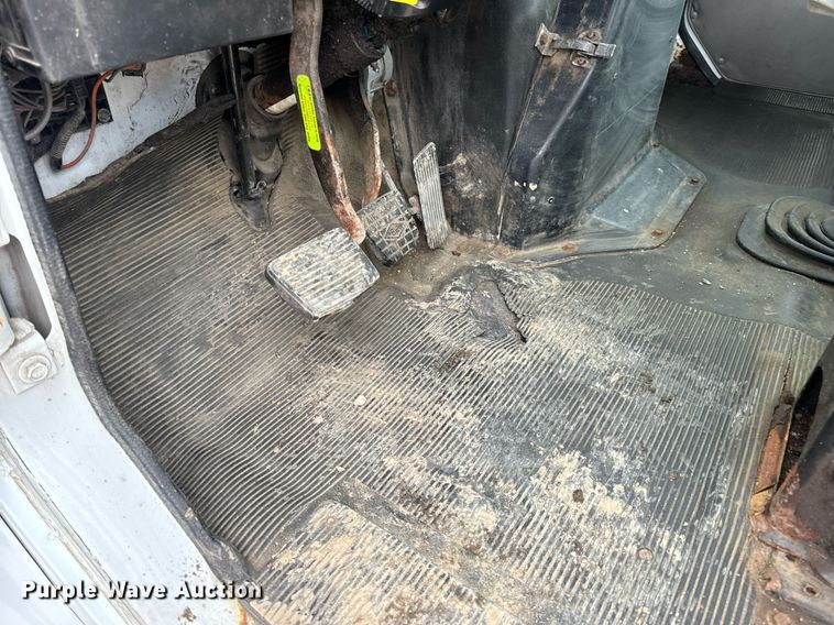 image for item EN5216 2001 International 4700 truck cab and chassis