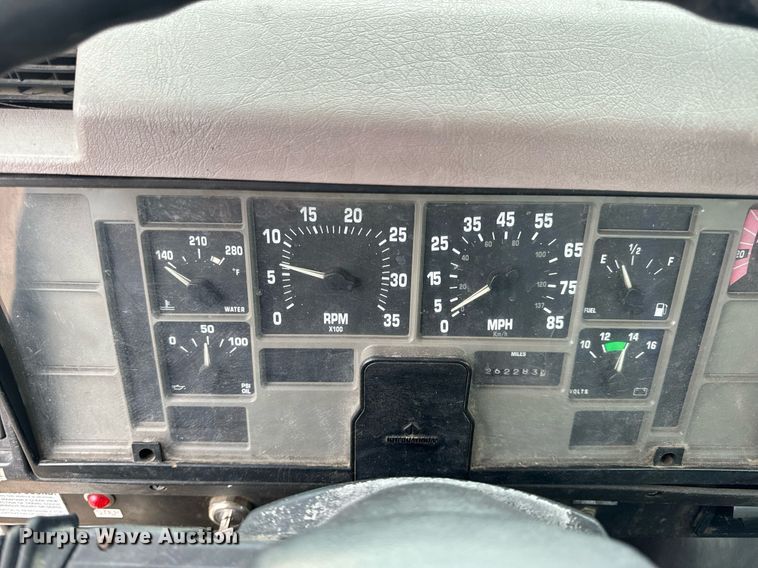 image for item EN5216 2001 International 4700 truck cab and chassis