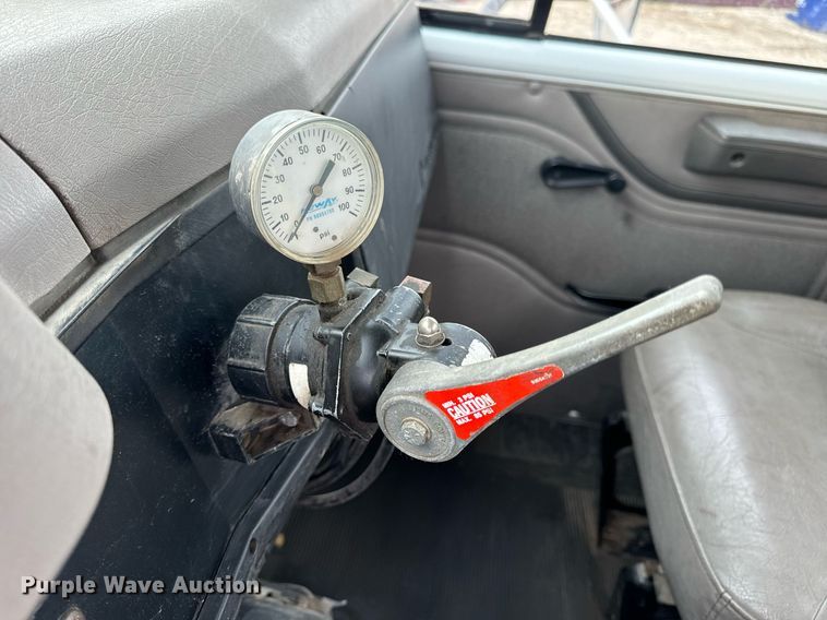 image for item EN5216 2001 International 4700 truck cab and chassis