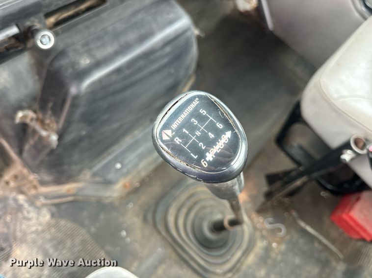 image for item EN5216 2001 International 4700 truck cab and chassis