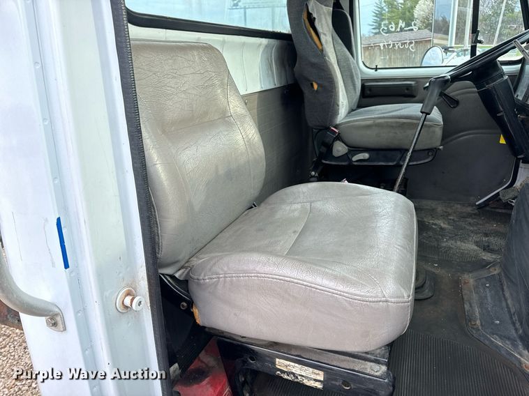 image for item EN5216 2001 International 4700 truck cab and chassis