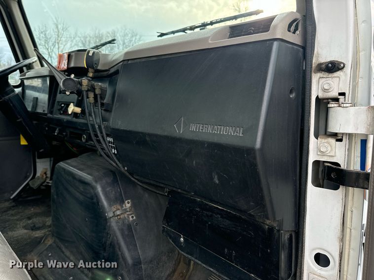 image for item EN5216 2001 International 4700 truck cab and chassis