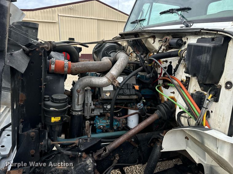 image for item EN5216 2001 International 4700 truck cab and chassis