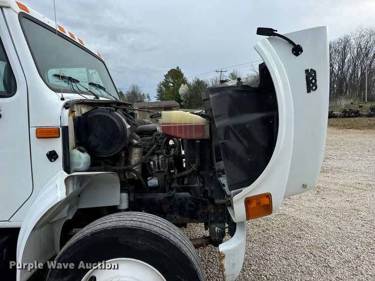 image for item EN5216 2001 International 4700 truck cab and chassis