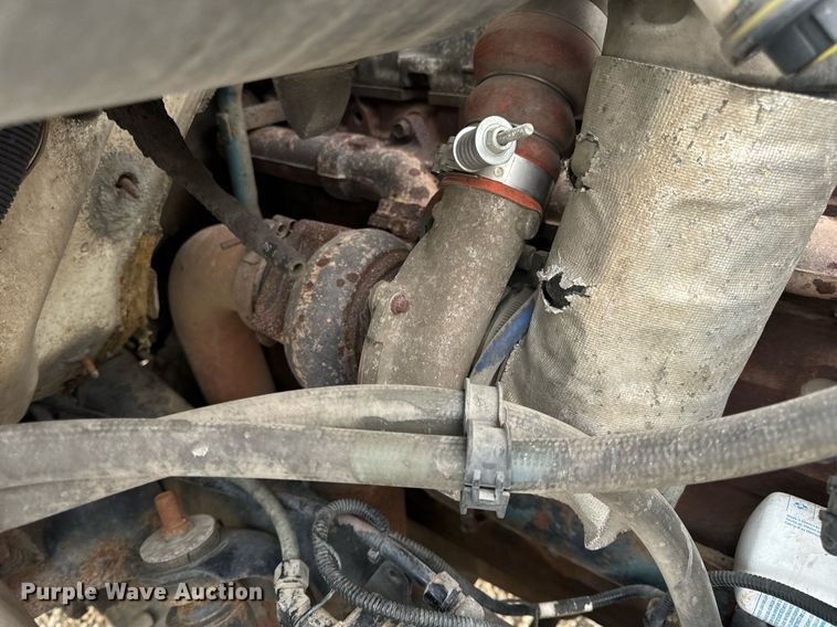 image for item EN5216 2001 International 4700 truck cab and chassis