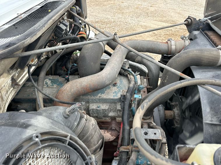 image for item EN5216 2001 International 4700 truck cab and chassis