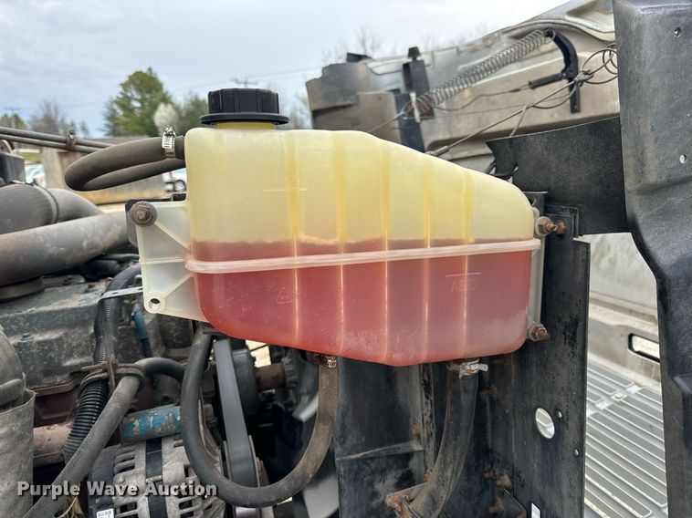 image for item EN5216 2001 International 4700 truck cab and chassis