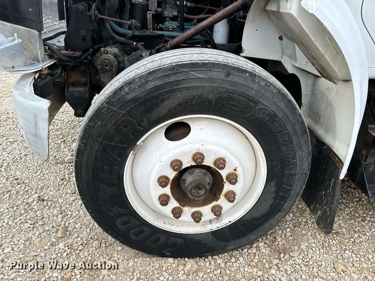 image for item EN5216 2001 International 4700 truck cab and chassis