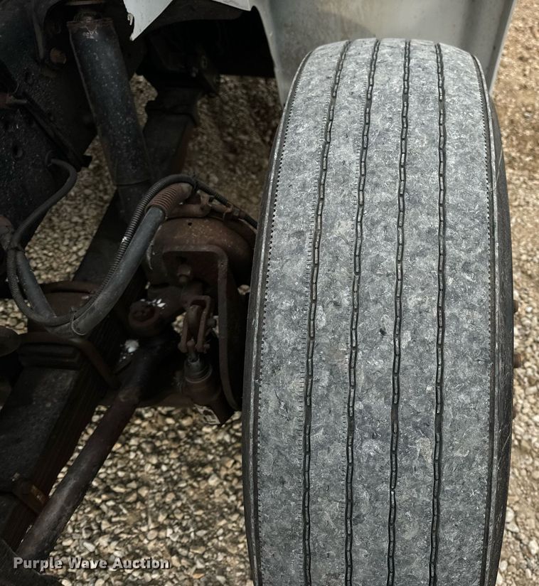 image for item EN5216 2001 International 4700 truck cab and chassis