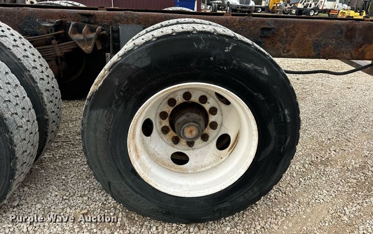 image for item EN5216 2001 International 4700 truck cab and chassis