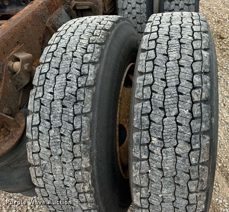 image for item EN5216 2001 International 4700 truck cab and chassis