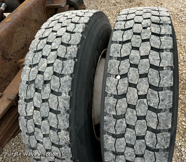 image for item EN5216 2001 International 4700 truck cab and chassis