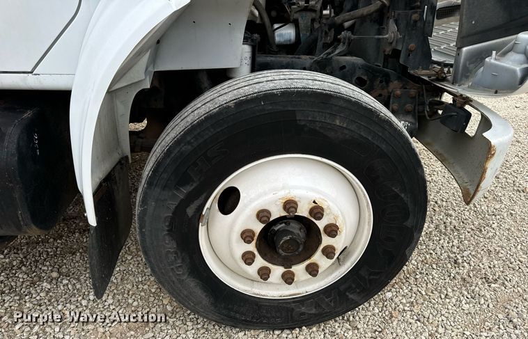 image for item EN5216 2001 International 4700 truck cab and chassis