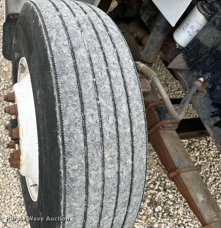 image for item EN5216 2001 International 4700 truck cab and chassis