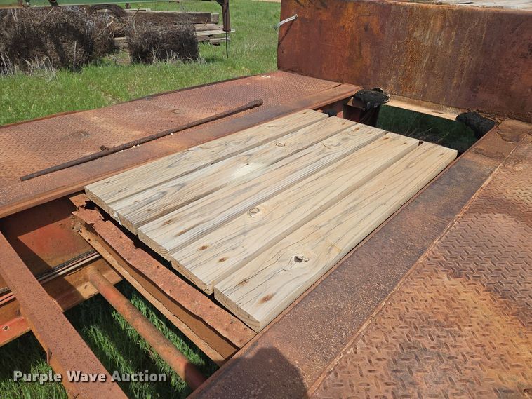 image for item EN8923 1973 Fruehauf drop deck equipment trailer