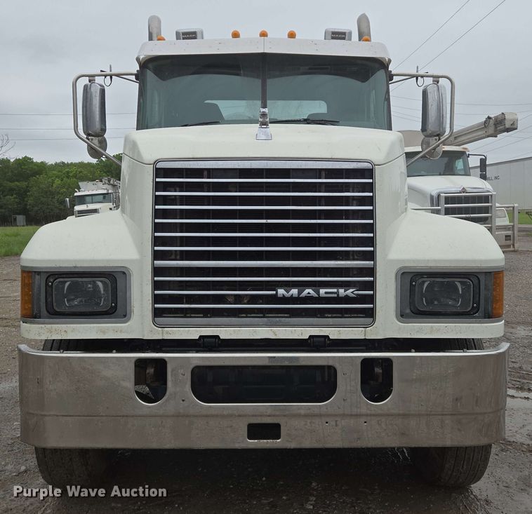 image for item EN8961 2020 Mack Pinnacle semi truck