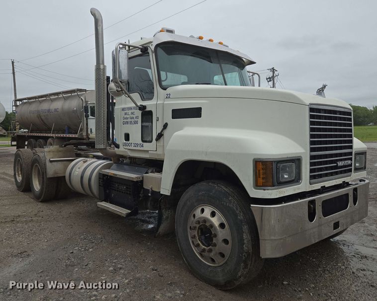image for item EN8961 2020 Mack Pinnacle semi truck