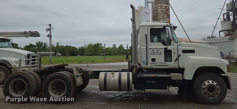 image for item EN8961 2020 Mack Pinnacle semi truck