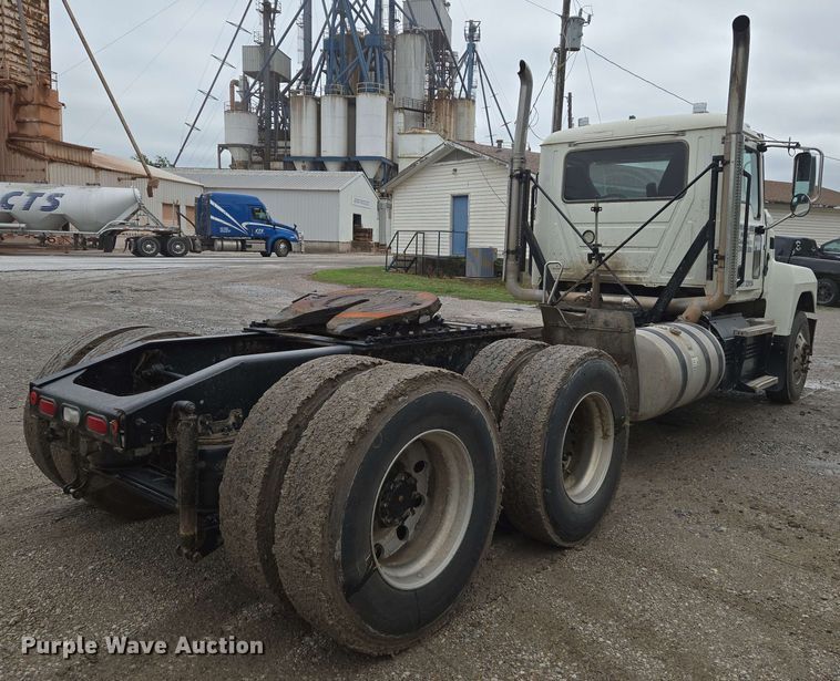 image for item EN8961 2020 Mack Pinnacle semi truck