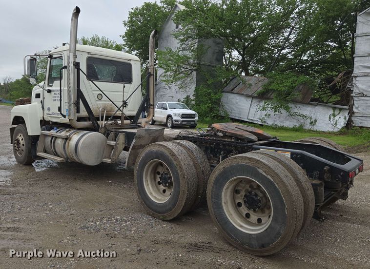 image for item EN8961 2020 Mack Pinnacle semi truck