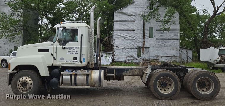 image for item EN8961 2020 Mack Pinnacle semi truck