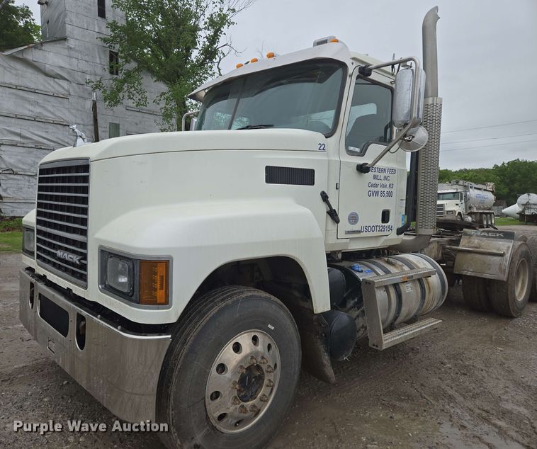 image for item EN8961 2020 Mack Pinnacle semi truck