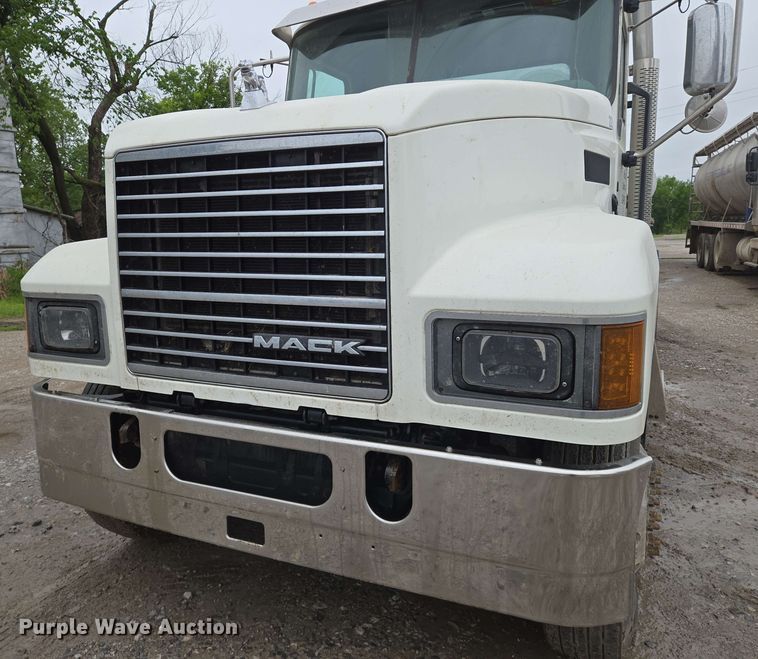 image for item EN8961 2020 Mack Pinnacle semi truck