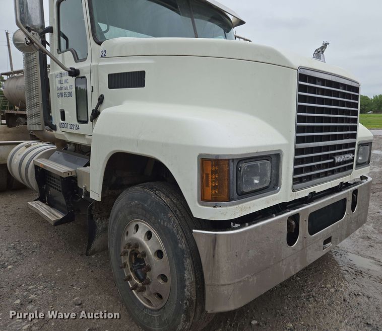 image for item EN8961 2020 Mack Pinnacle semi truck