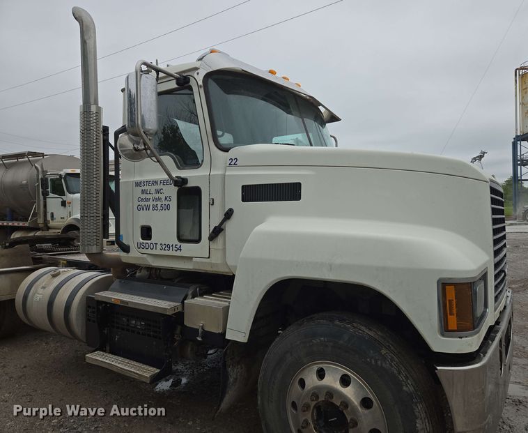 image for item EN8961 2020 Mack Pinnacle semi truck