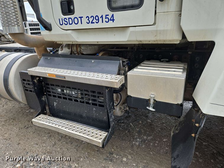 image for item EN8961 2020 Mack Pinnacle semi truck