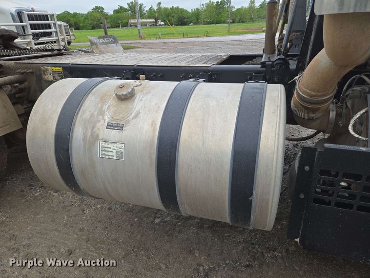 image for item EN8961 2020 Mack Pinnacle semi truck