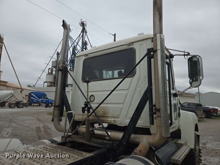 image for item EN8961 2020 Mack Pinnacle semi truck